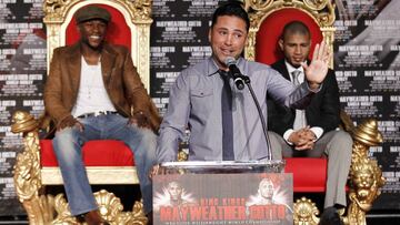 Óscar De La Hoya habla durante la presentación del combate entre Floyd Mayweather y Miguel Cotto en 2012.