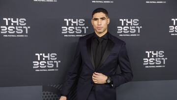 Paris (France), 27/02/2023.- Moroccan soccer player Achraf Hakimi of Paris Saint-Germain FC arrives for the The Best FIFA Football Awards 2022 ceremony in Paris, France, 27 February 2023. (Francia) EFE/EPA/YOAN VALAT