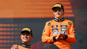 MOGYOROD (Hungary), 03/08/2025.- Winning McLaren driver Lando Norris (bottom) of Great Britain and second placed teammate Oscar Piastri of Australia celebrate on the podium after the the Formula One Hungarian Grand Prix at the Hungaroring circuit in Mogyorod, Hungary, 03 August 2025. (Fórmula Uno, Gran Bretaña, Hungría, Reino Unido) EFE/EPA/Zsolt Czegledi HUNGARY OUT