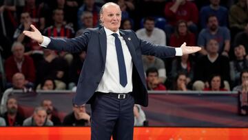 VITORIA , 14/12/2023.- El entrenador del Baskonia, el montenegrino Dusko Ivanovic, , durante el partido de Euroliga ante el Virtus Bolonia, que se disputa este jueves en el Fernando Buesa Arena. EFE / L. Rico