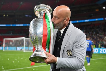 El fútbol internacional todavía no se había recuperado de la pérdida de Pelé cuando sufrió otro golpe importante, el fallecimiento de Gianluca Vialli, una leyenda italiana que nos dejó el 6 de enero a los 58 años, derrotado por su batalla contra el cáncer. Vialli fue un delantero excepcional, autor de 259 goles en 673 partidos en clubes y de 16 tantos en 59 internacionalidades con su selección. Ganó cuatro Copas de Italia, dos Scudetti (uno de ellos, legendario, con la Sampdoria), dos Supercopas de Italia, una FA Cup, una Copa de Liga inglesa, dos Recopas de Europa, una Copa de la UEFA, una Champions y una Supercopa europea. También vivió un breve periplo como entrenador en el Chelsea (entre 1998 y 2000, siendo también futbolista seis meses) con el que ganó una Copa de la Liga, una FA Cup y un Charity Shield, y Watford (2001/02). Desde 2019 trabajaba como jefe de la delegación italiana al lado de su amigo Roberto Mancini, con quien había formado una dupla histórica en la Sampdoria. Los ‘gemelli del gol’, los gemelos del gol, les llamaban. La imagen de ambos abrazándose entre lágrimas en Wembley, cuando Italia se coronó campeona de Europa en 2021, es leyenda.