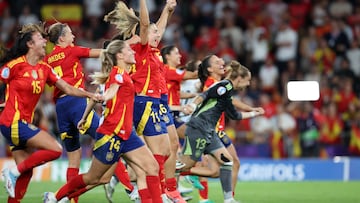 Las jugadoras de España celebran la victoria ante Suiza que las lleva a semifinales.