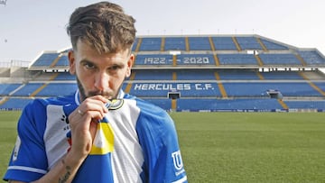 Raúl besando el escudo del Hércules en su vuelta al club