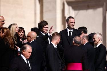 El presidente de Argentina, Javier Milei, hace un gesto antes de la misa funeral del Papa Francisco en el Vaticano.