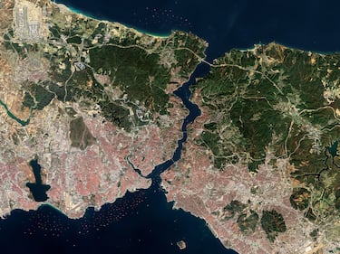 Antiguamente conocida como Bizancio y Constantinopla es la ciudad más poblada de Turquía y el centro histórico, cultural y económico del país.