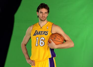 El último de la lista. Un hito para el deporte español. Pau Gasol verá su número en lo alto del hogar de los Lakers el 7 de marzo de 2023. Campeón en dos ocasiones con el equipo angelino (2009,2010). Llegó a las Finales de 2008 frente a Boston Celtics. All Star en tres ocasiones en Los Ángeles.