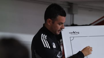 Fran Justo, entrenador del Mirandés, en una charla táctica.