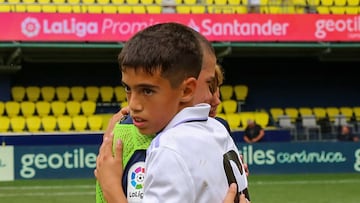 Thiago Muñoz abraza a un rival en la Promises de Vila-Real.