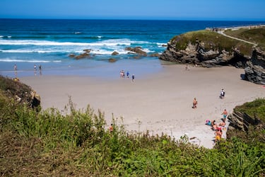 Cerca de la playa de Las Catedrales, es una playa poco masificada. Tiene un buen número de cuevas y acantilados en sus alrededores. Para visitar este arenal es conveniente consultar la tabla de mareas ya que en pleamar queda prácticamente cubierta por el agua.