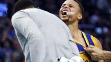 Stephen Curry celebra una canasta.