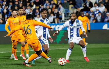 0-2. Brahim Díaz toca el balón en el corazón del área, desvía Renato Tapia y el rechace le cae a Endrick que no falla con la pierna izquierda.