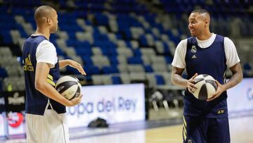 Trey Thompkins habla con Anthony Randolph durante un entrenamiento en el Martín Carpena.