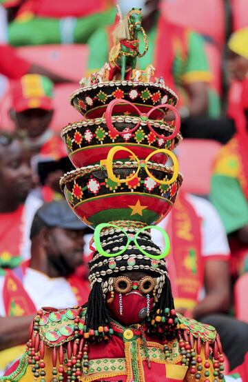 Los aficionados llenan de colorido las gradas de los estadios durante los partidos de la Copa de África. Como el de la imagen superior, ataviado con un traje típico durante el Camerún-Etiopía, disputado en el estadio d’Olembe, en Yaoundé.