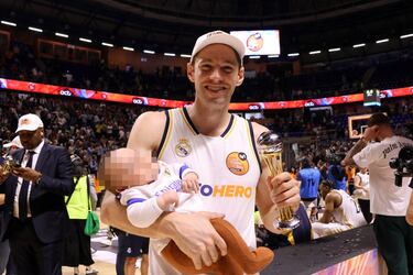 Fabien Causeur posa con su hijo tras ganar la Copa del Rey.