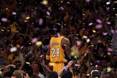 La última gran batalla en el clásico Lakers-Celtics y la venganza de los angelinos tras su derrota en 2008 contra los verdes. Defendiendo el título de 2009 y con un carácter mucho más duro que dos años antes, esta vez los de Phil Jackson superaron al eterno rival. Pero necesitaron remontar 13 puntos en la segunda parte del séptimo partido, una lucha angustiosa y cargada de tensión. Kobe Bryant fue MVP de la Final que le dio su quinto anillo. Pau Gasol ganó el segundo, Artest (Metta World Peace) fue clave en el séptimo encuentro, Derek Fisher decidió el tercero, en el Garden y con 1-1, Ray Allen metió ocho triples en el segundo… una enorme Final en la que finalmente pudieron el factor cancha y el hambre insaciable de Kobe Bryant. 