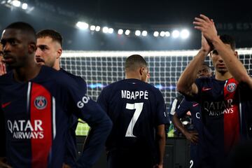 El delantero del PSG desolado tras caer eliminado por el conjunto alemán.