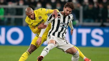 Manuel Locatelli, jugador de la Juventus, aguanta un balón ante Etienne Capoue, jugador del Villarreal CF.