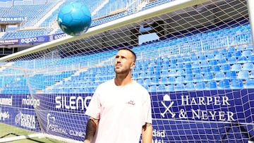 Dioni, entre el balón y la portería.