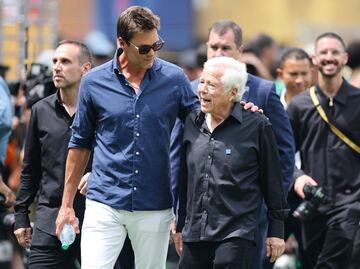 Tom Brady y Robert Kraft, hombre al que hizo feliz por tantos años en los New England Patriots, caminaron a un costado de la cancha en MetLife Stadium. (Alex Grimm/Getty Images/AFP)