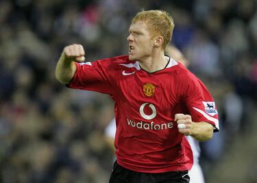 Otra de las grandes leyendas del Manchester United que aparecen en este fotorrelato. En el United debutó profesionalmente y desarrolló toda su carrera. 718 partidos ha defendido la camiseta del club inglés anotando 155 goles. Once Premier, cuatro Copas, siete Supercopas, tres Copas de la Liga y dos Champions forman su increíble palmarés.