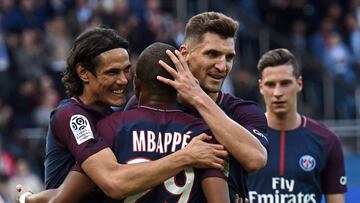 Paris (France).- (FILE) - Paris Saint Germain's Thomas Meunier (R) celebrates with team mates Edinson Cavani (L) and Kylian Mbappe (C) after scoring the 3-0 goal during the French Ligue 1 soccer match between Paris Saint Germain (PSG) and Girondins B