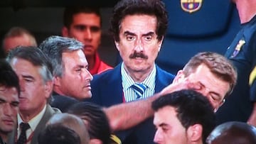 El técnico portugués es el actor del famoso ‘dedo en el ojo’ que pasó a la historia de los Clásicos. La desagradable escena ocurrió al terminar la vuelta de la Supercopa de España de 2011 entre FC Barcelona y Real Madrid. Cuando se formó una tangana entre los miembros de los dos equipos, Mourinho de forma intencionada metió su índice en el ojo del segundo entrenador blaugrana, Tito Vilanova.