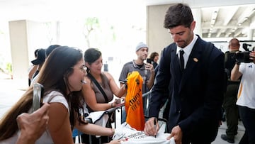 Thibaut Courtois firma autógrafos a su llegada al hotel Four Seasons Palm Beach, en Florida.