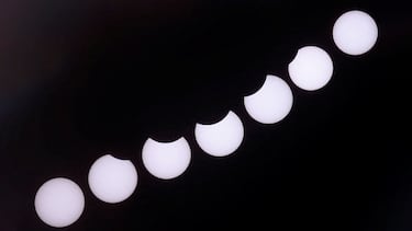 Una imagen compuesta de siete fotografías independientes tomadas con una sola cámara fija muestra un eclipse solar parcial visto desde el Castillo del Romeral, en la isla de Gran Canaria.