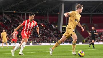 ALMERIA, SPAIN - FEBRUARY 26: Frenkie de Jong of FC Barcelona runs with the ball while under pressure from Cesar de la Hoz of UD Almeria during the LaLiga Santander match between UD Almeria and FC Barcelona at Juegos Mediterraneos on February 26, 2023 in Almeria, Spain. (Photo by Aitor Alcalde/Getty Images)
