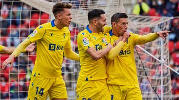 MALLORCA, SPAIN - FEBRUARY 05: Ruben Alcaraz of Cadiz CF celebrates scoring his team's first goal with teammates during the LaLiga Santander match between RCD Mallorca and Cadiz CF at Estadio de Son Moix on February 05, 2022 in Mallorca, Spain. (Phot
