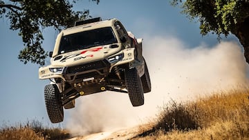 Joao Ferreira con el Hilux de Toyota para el Dakar y la Baja Aragón.