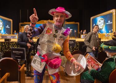 Un hombre disfrazado antes de comenzar la celebración del Sorteo Extraordinario de la Lotería de Navidad 2024.