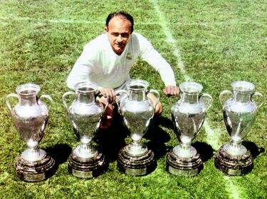 'La Saeta Rubia' se convirtió en el primer jugador en vestir las camisetas de River Plate y Real Madrid hace prácticamente 72 años. Debutó un 23 de septiembre de 1953 en un amistoso ante el Nancy, en el que anotó un gol de cabeza. A partir de ahí, se convirtió en uno de los mejores jugadores de la historia, levantando, entre otros títulos, cinco Copas de Europa consecutivas (1956-1960), ocho Ligas y una Intercontinental. Ganó dos Balones de Oro (1957 y 59), además de un Súper Balón de Oro, que France Football otorgó en 1989 al mejor futbolista europeo de las tres décadas anteriores.
