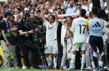 Impresionante despedida de la afición a Luka Modric durante su último cambio en el Bernabéu. 