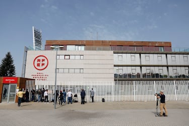 Un grupo de medios de comunicación esperan en las puertas de la RFEF. 