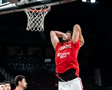 El pívot turco viene de firmar su mejor año en la NBA con los Houston Rockets: 19 puntos, 10 rebotes, 5 asistencias y una segunda posición en el oeste que le valdrían para conseguir su primera selección para el 'all stars'. Junto a otros ex NBA como Cedi Osman o Furkan Korkmaz 'Alpy' intentará llevar al equipo euroasiático al éxito europeo.