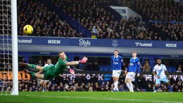 Onana saca al Everton del descenso