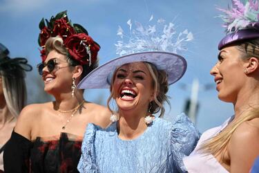 Ambiente durante el 'Ladies Day' del Grand National Festival, la carrera ecuestre más importante de las que se celebran en el Reino Unido, en el Circuito de Aintree, Liverpool.