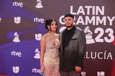 Lola Romero y Omar Montes durante el photocall previo a la gala de entrega de los Latin Grammy 2023.