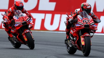 Pecco Bagnaia, por delante de Marc Márquez en el GP de Holanda, en Assen.