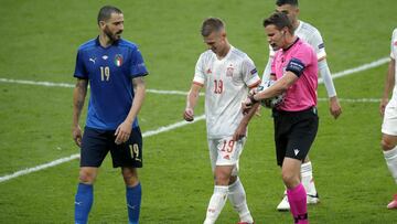 Leonardo Bonucci dialoga con el colegiado Felix Brych durante el partido de semifinales de la Eurocopa entre Italia y España.