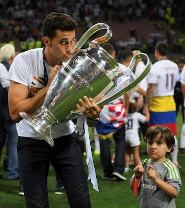 El defensa español estudió hasta 3º de Empresariales antes de abandonarla por el fútbol aunque siempre habló de retomarla. Es licenciado en periodismo por la Universidad Camilo José Cela.  