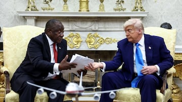 El presidente de Estados Unidos, Donald Trump, platica con el presidente sudafricano, Cyril Ramaphosa, en la Oficina Oval de la Casa Blanca en Washington, D.C., EE. UU., el 21 de mayo de 2025.