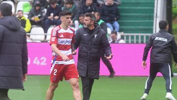 Ania protesta un lance en el final de la primera parte