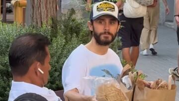 Acumula millones de reproducciones: un famoso actor de Hollywood pasa desapercibido por las calles de Barcelona