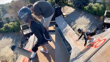 Sky Brown a la izquierda preparada para el Drop In en la Mega ramp de Elliot Sloan y a la derecha descendiendo por la rampa para saltar.