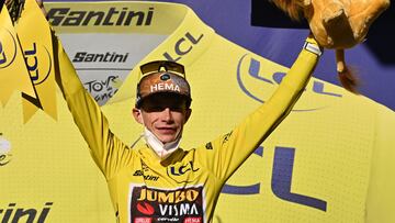 Jumbo-Visma team's Danish rider Jonas Vingegaard celebrates on the podium with the overall leader's yellow jersey after the 12th stage of the 109th edition of the Tour de France cycling race, 165,1 km between Briancon and L'Alpe-d'Huez, in the French Alps, on July 14, 2022. (Photo by Marco BERTORELLO / AFP)