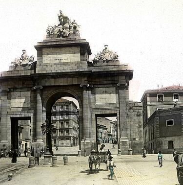 Este arco de triunfo se erigió para conmemorar la llegada a Madrid de Fernando VII el Deseado. En 1813, el Ayuntamiento de Madrid encargó al arquitecto neoclásico Antonio López Aguado el proyecto y la realización de la puerta, que fue finalmente impulsada por el rey Fernando VII.