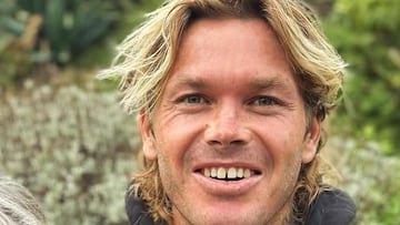 Tom Lowe sonriendo