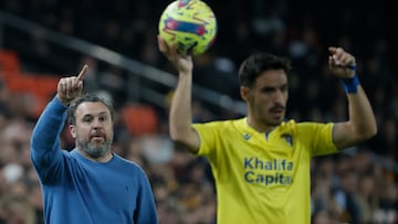 VALENCIA, 06/01/2023.- El técnico del Cádiz, Sergio González, durante el encuentro correspondiente a la jornada 16 que disputan hoy viernes frente al Valencia en el estadio valencianista de Mestalla. EFE / Juan Carlos Cárdenas.